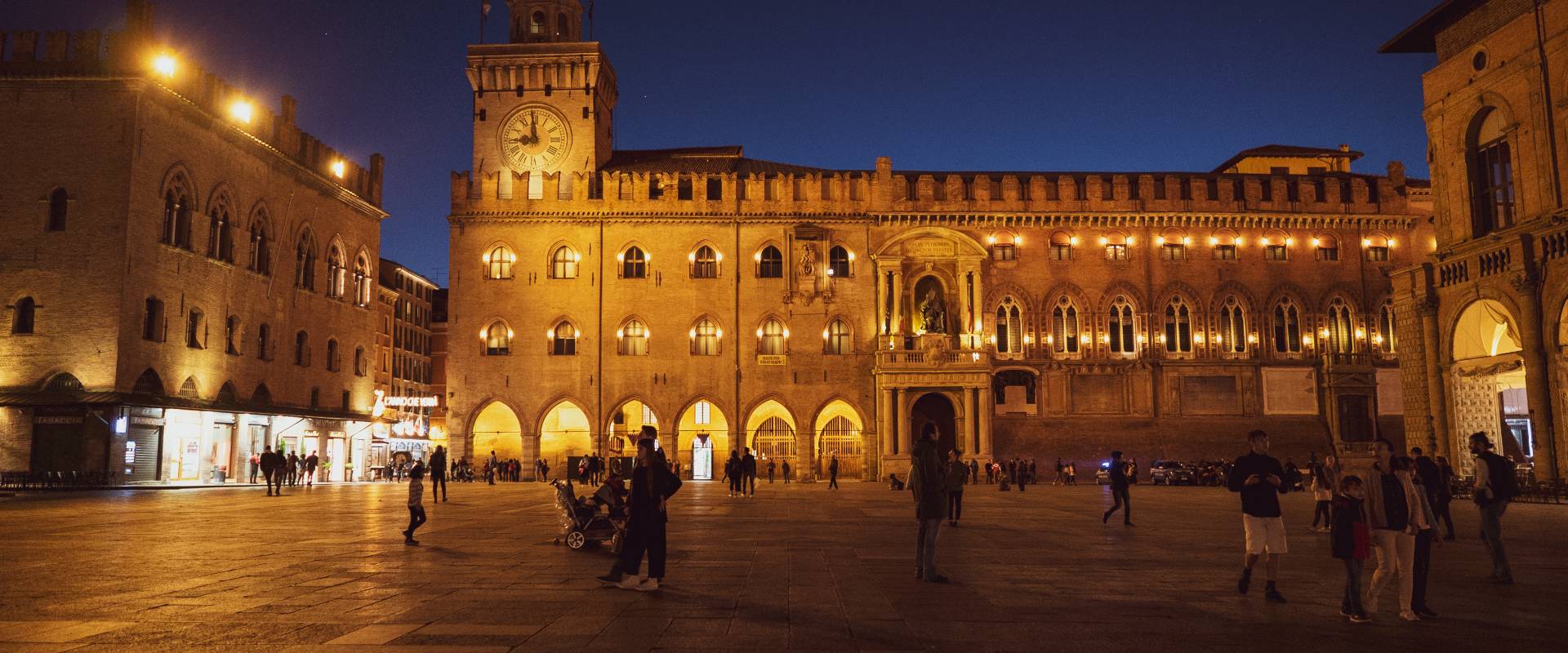 Piazza maggiore in una sera d'aprile photo by Crisbina